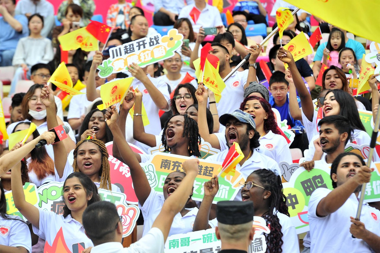 精彩的比赛场面让球迷们热血沸腾，情绪高涨的简单介绍