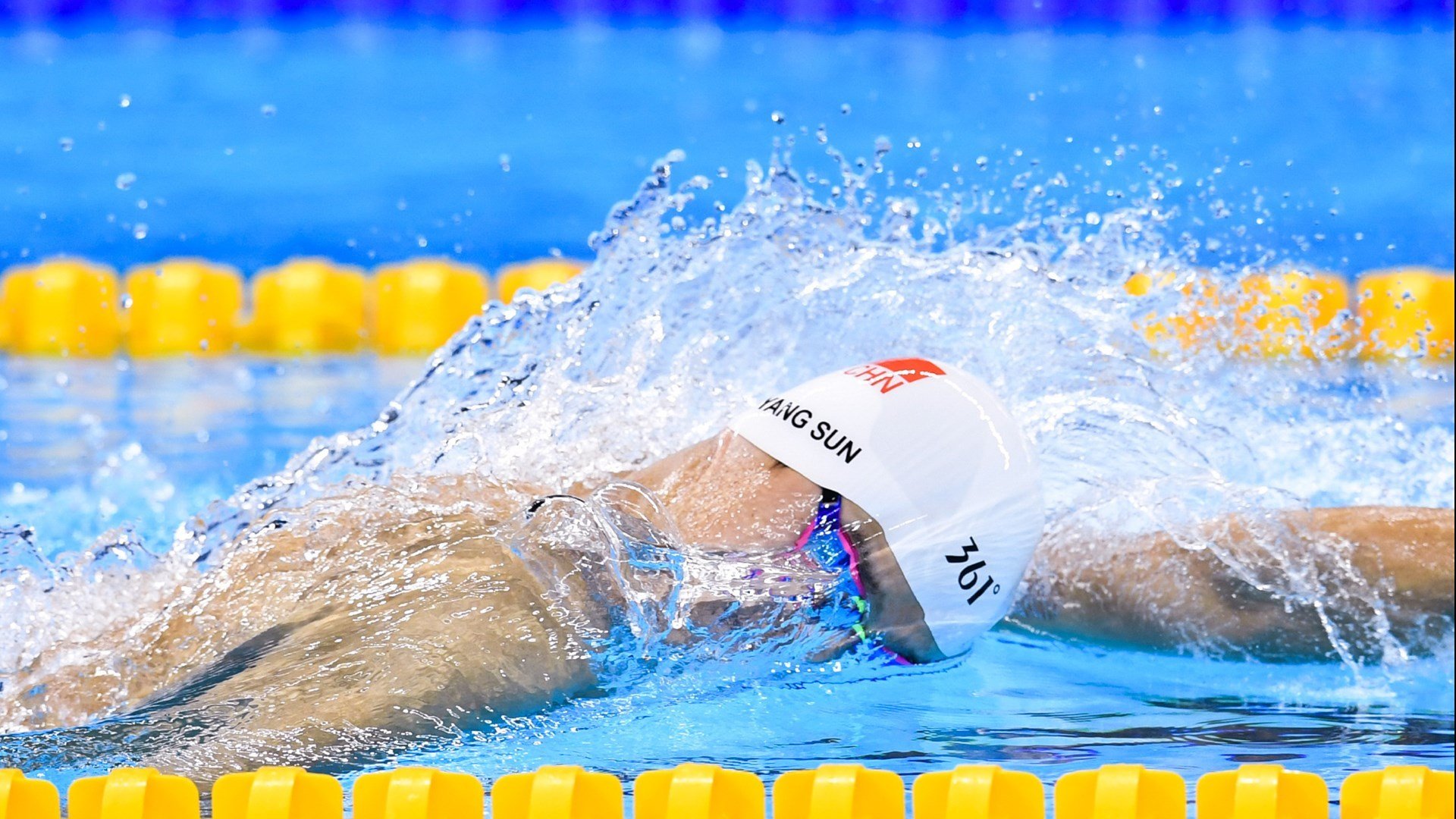 赛道上的毫厘之争，迈凯伦险胜阿斯顿马丁，拉塞尔状态火热改写格局